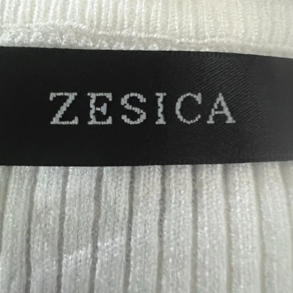 Zesica Women's White Navy Preppy Casual Striped Crewneck Sweater Size Small‎ NEW